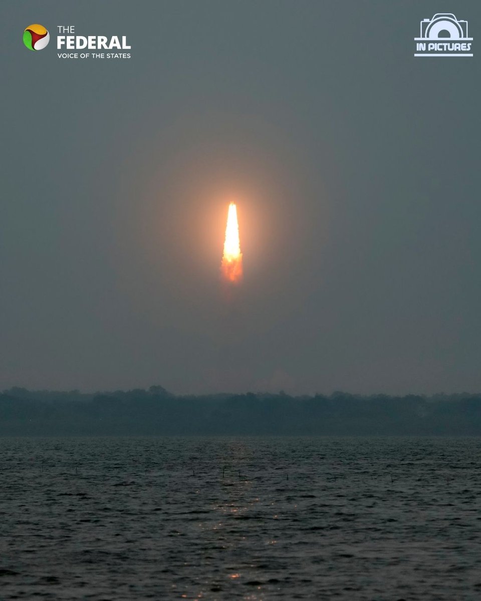 TheFederal_News's tweet image. IN PICTURES | ISRO has launched CMS-03, its heaviest satellite, onboard its fifth-generation rocket LVM3M5, also known as ‘Bahubali’, into space.

Read more : thefederal.com/category/news/…

#ISRO #RocketLaunch #Bahubali #Sriharikota #Space #Communications