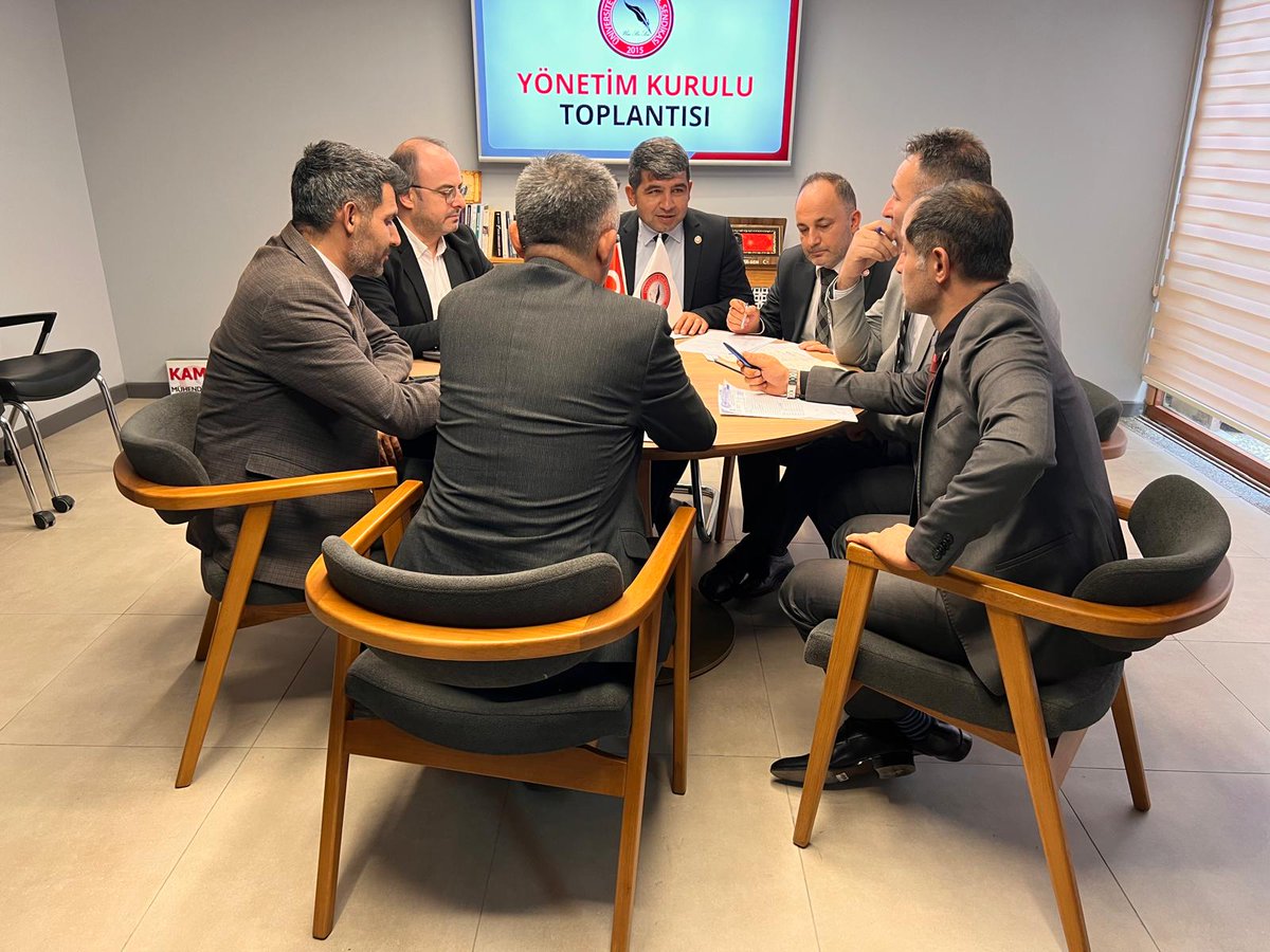 Haftalık olağan yönetim kurulu toplantımızı gerçekleştirdik. 
Toplantıda; 6-8 Kasım eylemleri ve memur maaşları için yapılması gerekenler üzerine önemli kararlar aldık. 
Özelde üniversite idari personelinin, genelde de memurun geleceği için güçlü mücadeleye devam ediyoruz.