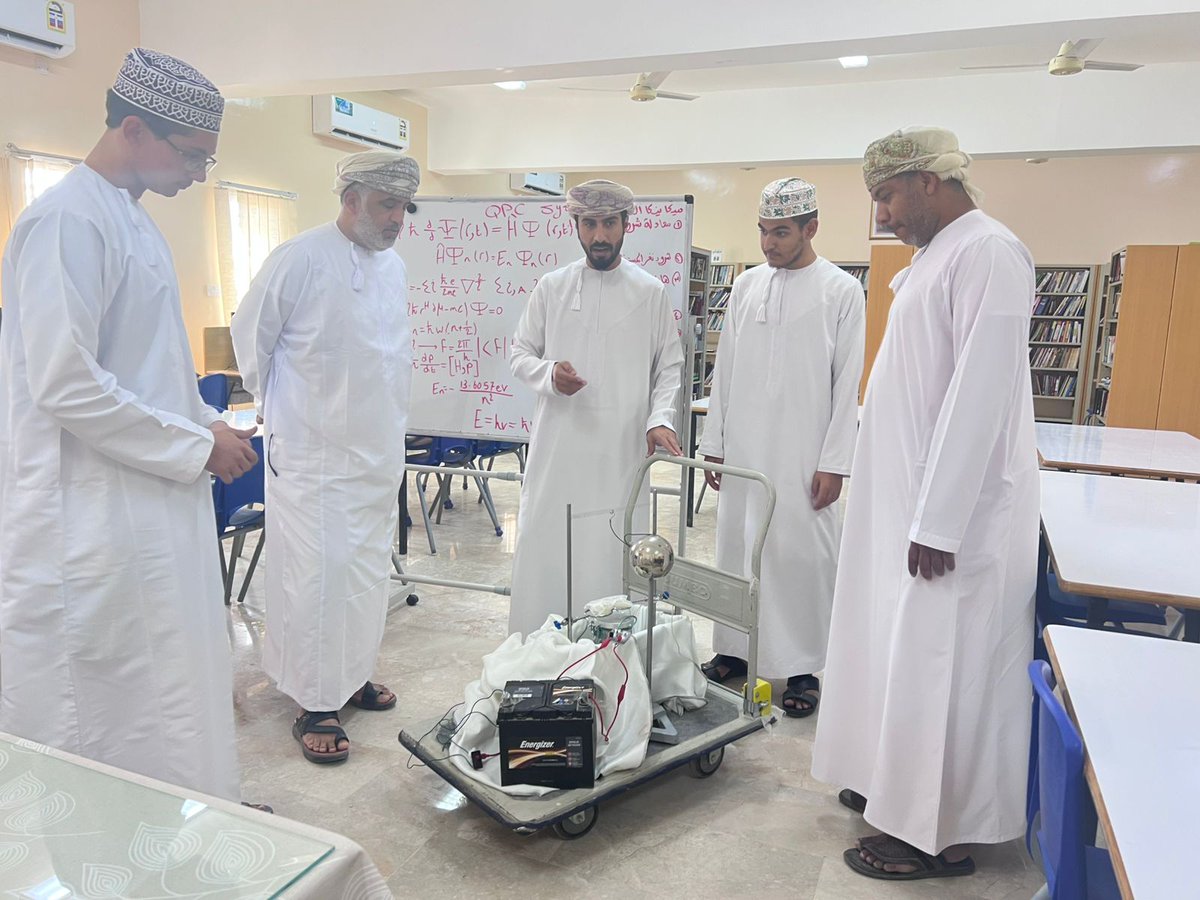 جانب من زيارة فريق الابتكار العلمي بالمديرية العامة للتربية والتعليم بجنوب الشرقية ، وذلك للإطلاع وتقديم الدعم اللازم لفريق الابتكار العلمي في المدرسة وذلك بعد  تأهله  في مسابقة تنمية نفط عمان في المرحله الأولى بعنوان : ( مضاعفة إنتاج الطاقة باستخدام أدوات الذكاء الاصطناعي -نظام