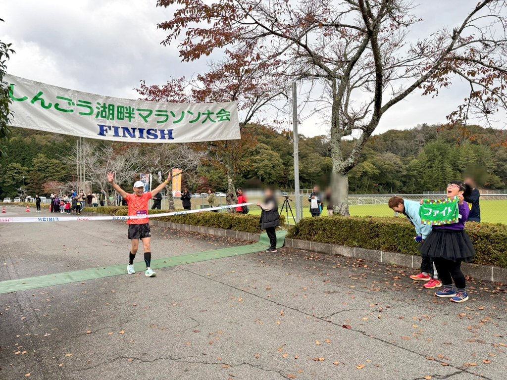 chiki2johnny14's tweet photo. 岡山県新見市の神郷温泉で、第38回しんごう湖畔マラソン大会🏃ファミリーコースのみなさんを励ましながら一緒に走って最後にゴールされた森脇健児さん✨森脇さんが地元に来て下さって盛り上げて下さってうれしかったです🥹参加者の皆様、運営、ボランティアの皆様ありがとうございました🙏 https://t.co/5qs84aDqRK