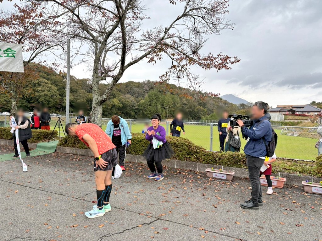 chiki2johnny14's tweet photo. 岡山県新見市の神郷温泉で、第38回しんごう湖畔マラソン大会🏃ファミリーコースのみなさんを励ましながら一緒に走って最後にゴールされた森脇健児さん✨森脇さんが地元に来て下さって盛り上げて下さってうれしかったです🥹参加者の皆様、運営、ボランティアの皆様ありがとうございました🙏 https://t.co/5qs84aDqRK