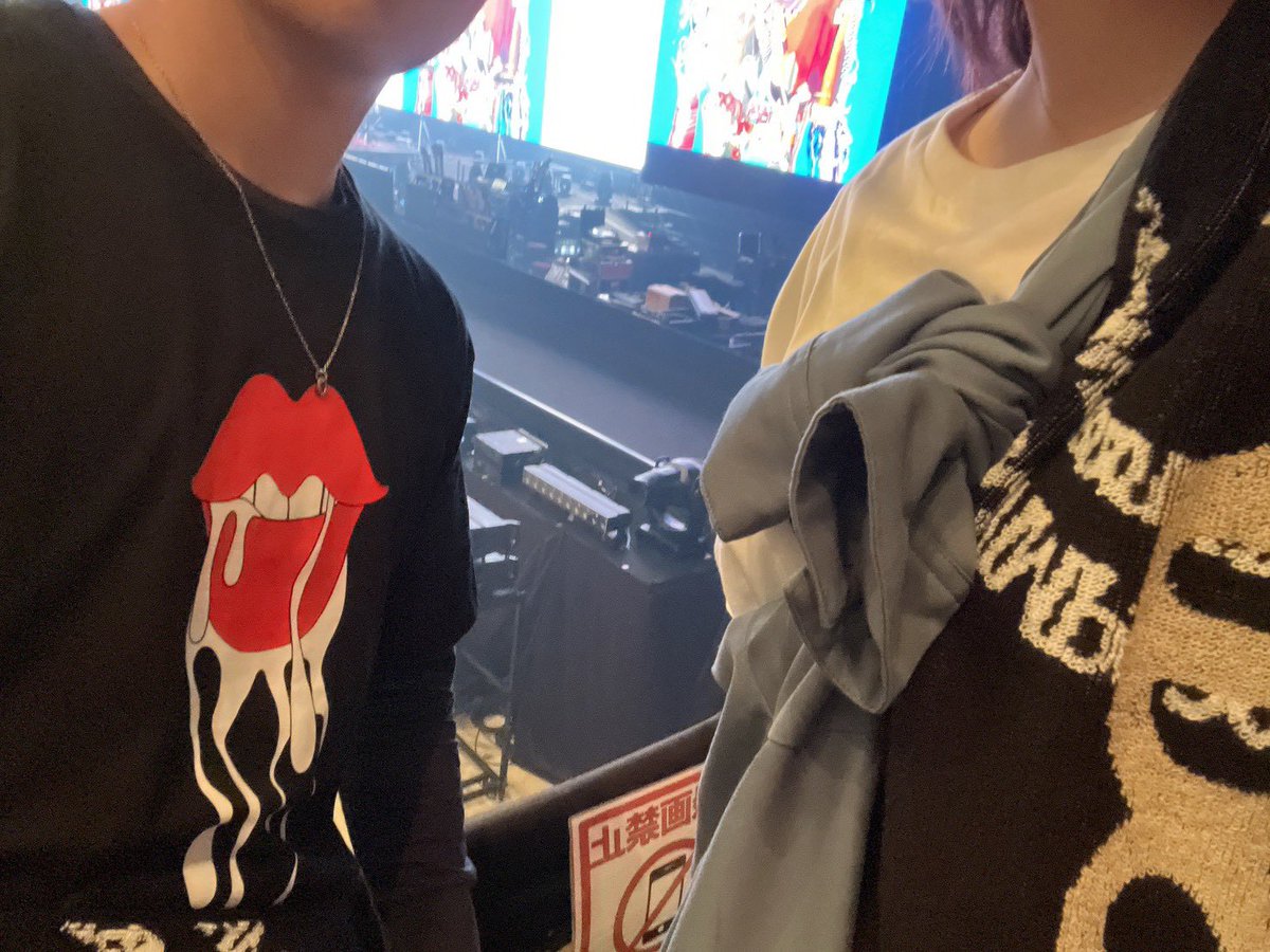 Rusty_o's tweet image. 夫婦で2度目のRAD〜in長野！

座席ステージに近すぎて最高だったし
20周年を感じるセトリでまじ感動🥹
2日目は2:50から物販ガチ勢して
念願のアンカバGET👍✨️

初めてのwimper友達もできました！
最高に充実した2日間だったありがと〜🤟

#RADWIMPS 
#RADWIMPS20th 
#RADWIMPS20th_TOUR