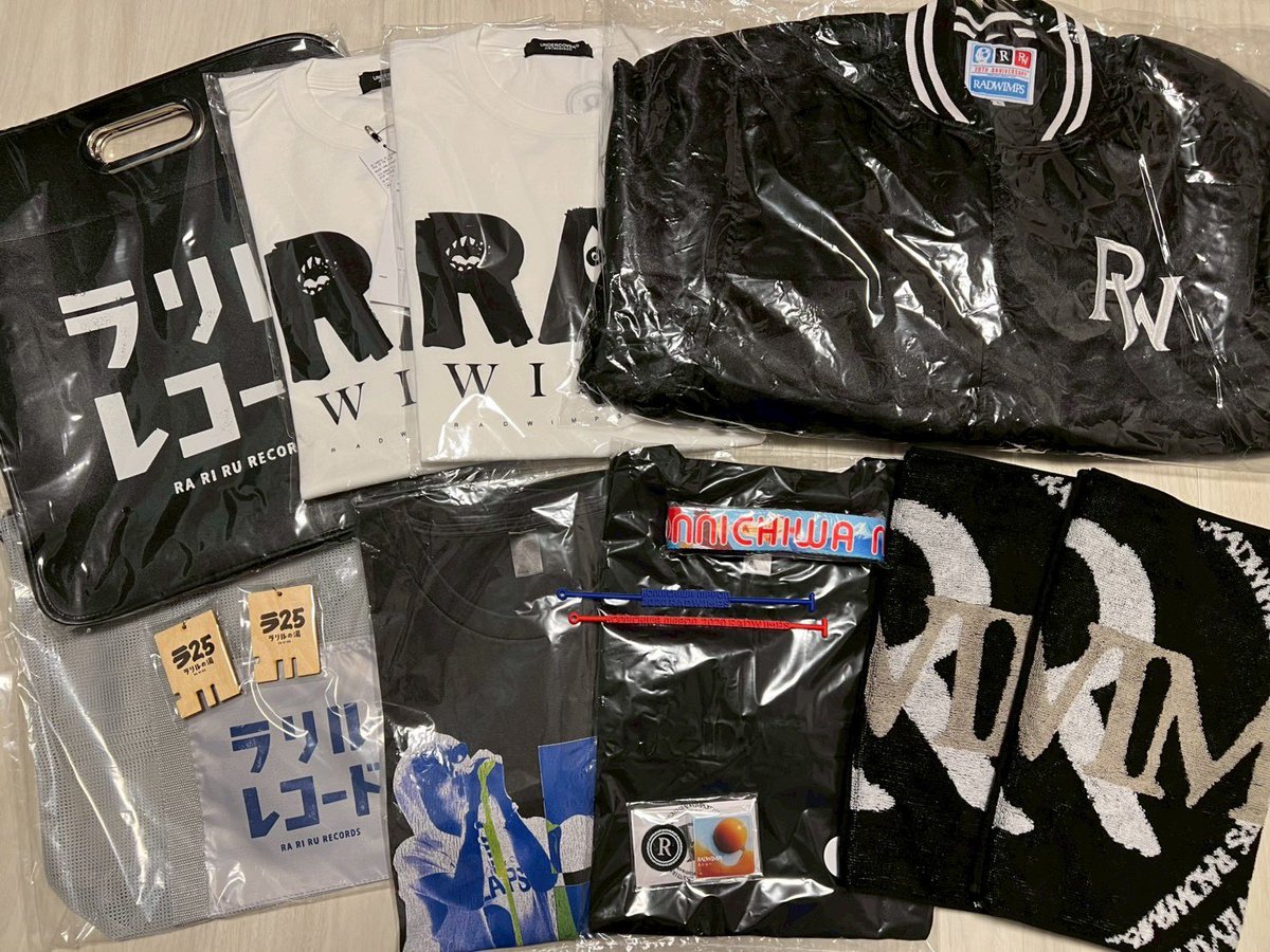 Rusty_o's tweet image. 夫婦で2度目のRAD〜in長野！

座席ステージに近すぎて最高だったし
20周年を感じるセトリでまじ感動🥹
2日目は2:50から物販ガチ勢して
念願のアンカバGET👍✨️

初めてのwimper友達もできました！
最高に充実した2日間だったありがと〜🤟

#RADWIMPS 
#RADWIMPS20th 
#RADWIMPS20th_TOUR