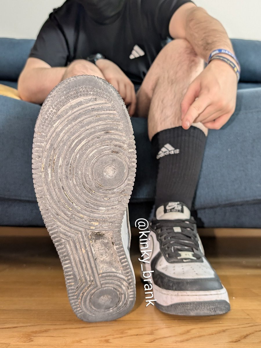 Haz algo útil de una vez y pasa la lengua por la suela hasta que brille 
#sockfetish #sneakerfetish #footfetish #malefeet #malesneakers #socks #Nike  #Master #slave #drain #feet #sub #findom #alpha