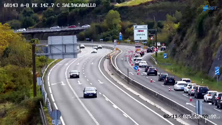 Continúan retenciones en #A8 en sentido #Bilbao que ya alcanzan #CastroUrdiales por corte total de la vía en Onton,trabajos de retirada de camión accidentado
La circulación se desvía desde PK142 por N634 hasta El Haya
CA250 Las Muñecas #Sopuerta presenta alta densidad de tráfico
