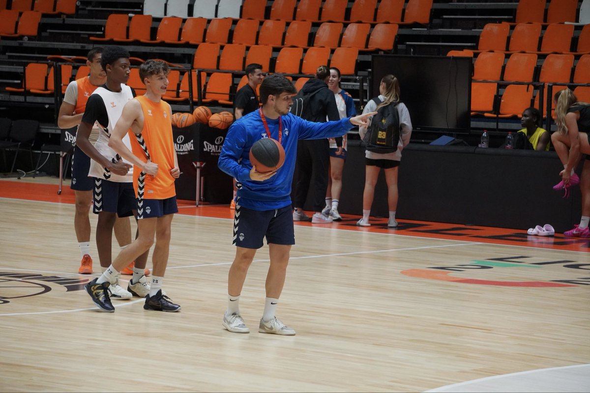 CarlosMartin00's tweet photo. Continue the journey… Season 25/26🏀🍊 https://t.co/1B9z6TlQuw