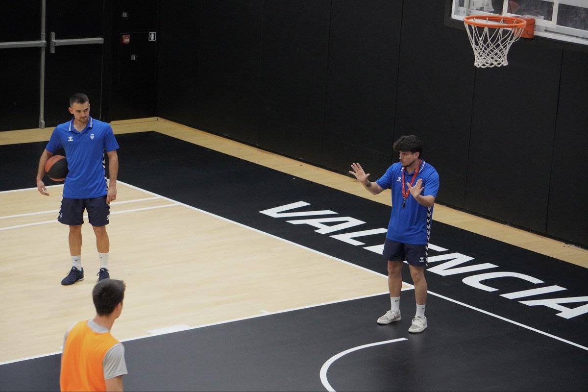 CarlosMartin00's tweet photo. Continue the journey… Season 25/26🏀🍊 https://t.co/1B9z6TlQuw