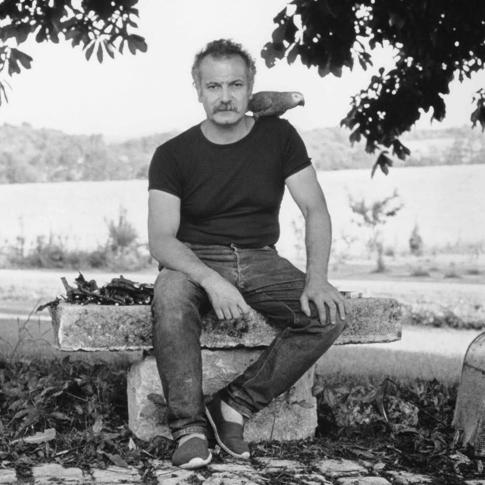 Paroles_auteurs's tweet image. "J'écris parce que le monde dans lequel on est ne me convenant pas tout à fait, je me crée un monde parallèle, où je fais ce que je veux. Je crois que la plupart des gens qui écrivent, écrivent pour cela, pour créer autre chose que ce qui existe, une espèce d'évasion, un monde…