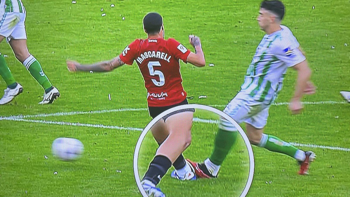 Es recordar los últimos Betis-Mallorca y empezar a temblar de miedo. 

¿Qué despropósito pasará esta noche contra el equipo balear? Me espero cualquier cosa.

Pd: en la segunda foto, el árbitro expulsó a Mascarell por una doble amarilla tras ‘pisar’ a Marc Roca. De chiste.