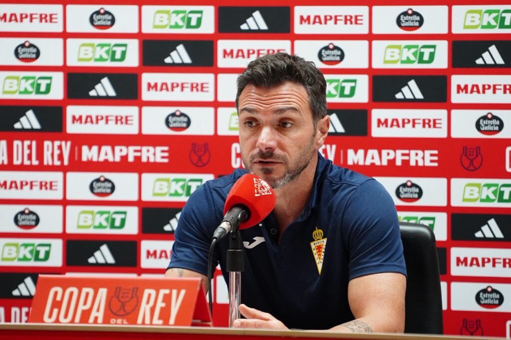 Adrián Colunga sale muy reforzado de esta semana como primer entrenador del Real Murcia.

Un empate, con victoria en penaltis, y una victoria ante el Real Betis.

Ha mejorado la imagen del equipo todo lo que ha podido en menos de una semana. Ha conseguido que un equipo que, al