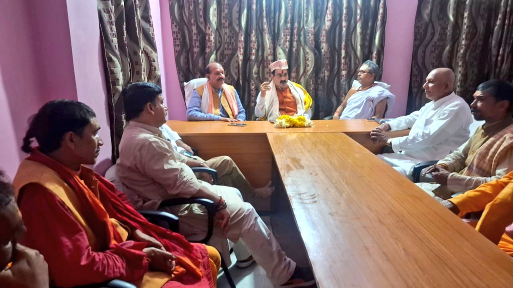 drnarottammisra's tweet photo. आज बिहार मुजफ्फरपुर में चाणक्य विद्यापति सोसाइटी द्वारा आयोजित 'परिवार संवाद सह सम्मान समारोह' में शिरकत की। इस अवसर पर चाणक्य विद्यापति सोसाइटी के राष्ट्रीय सह अध्यक्ष बाबा गरीब नाथ मंदिर के प्रधान पुजारी पंडित विनय पाठक जी, सोसाइटी के संरक्षक पंडित शंभूनाथ चौबे जी, पंडित मनमान त्रिवेदी जी, अखंड भारत पुरोहित महासभा के संयोजक पंडित हरिशंकर पाठक जी , पंडित संजय तिवारी जी, बिहारी विभूति महान स्वतंत्रता सेनानी  पंडित सहदेव झा जी, स्मृति मंच के संयोजक पंडित अशोक झा जी मीनापुर, मंच के संरक्षक महान स्वतंत्रता सेनानी पंडित सहदेव झा जी के प्रपौत्र पंडित प्रोफेसर ओम प्रकाश झा जी सहित सनातन समाज के गणमान्य पदाधिकारी एवं बंधु मौजूद रहे। इस अवसर पर सभी ने भाजपा प्रत्याशी रंजन कुमार जी सहित NDA सरकार को भारी मतों से एतिहासिक जीत दिलाने का दृढ़ संकल्प लिया।