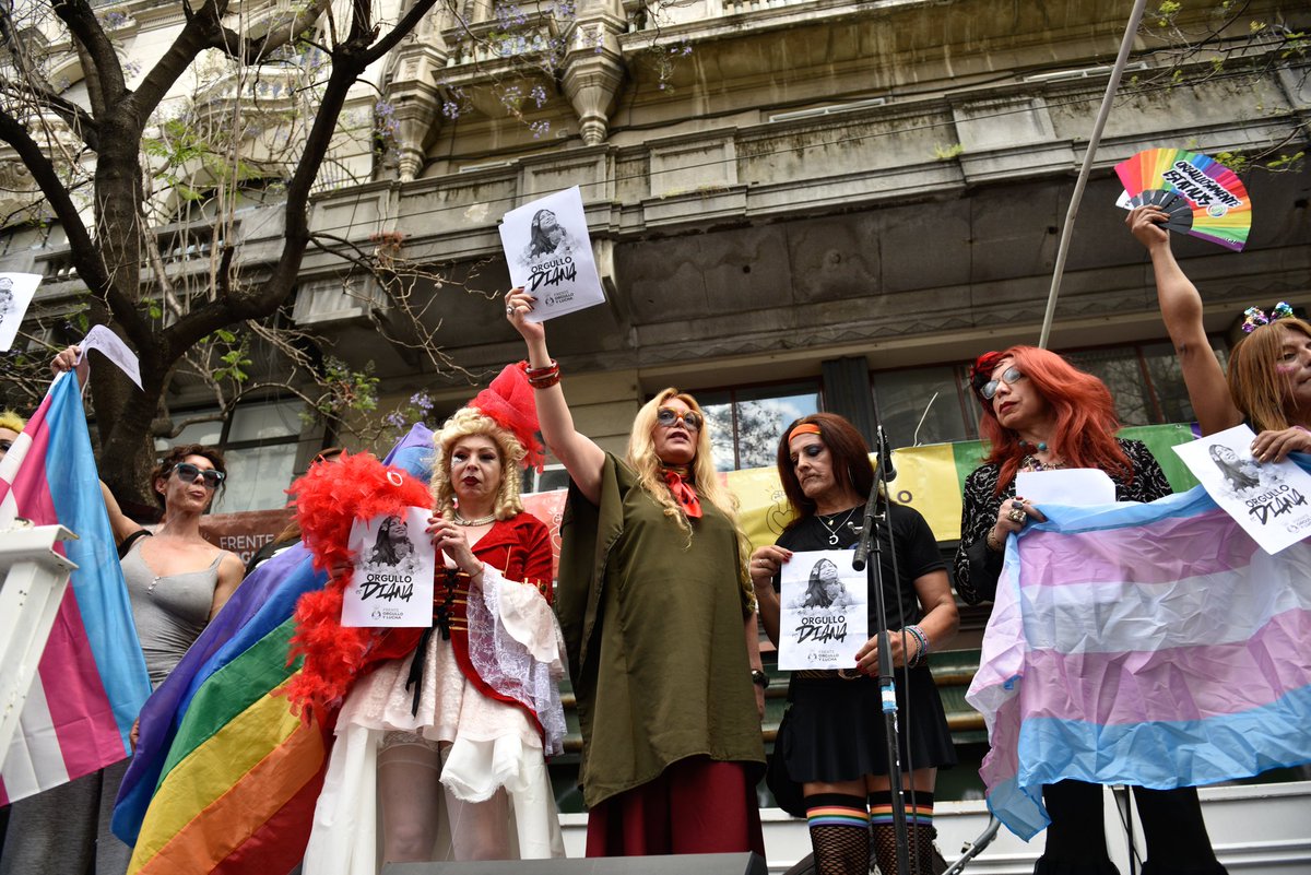 Homenaje a #DianaSacayan #MarchaDolOrgullo El amor vence a el odio