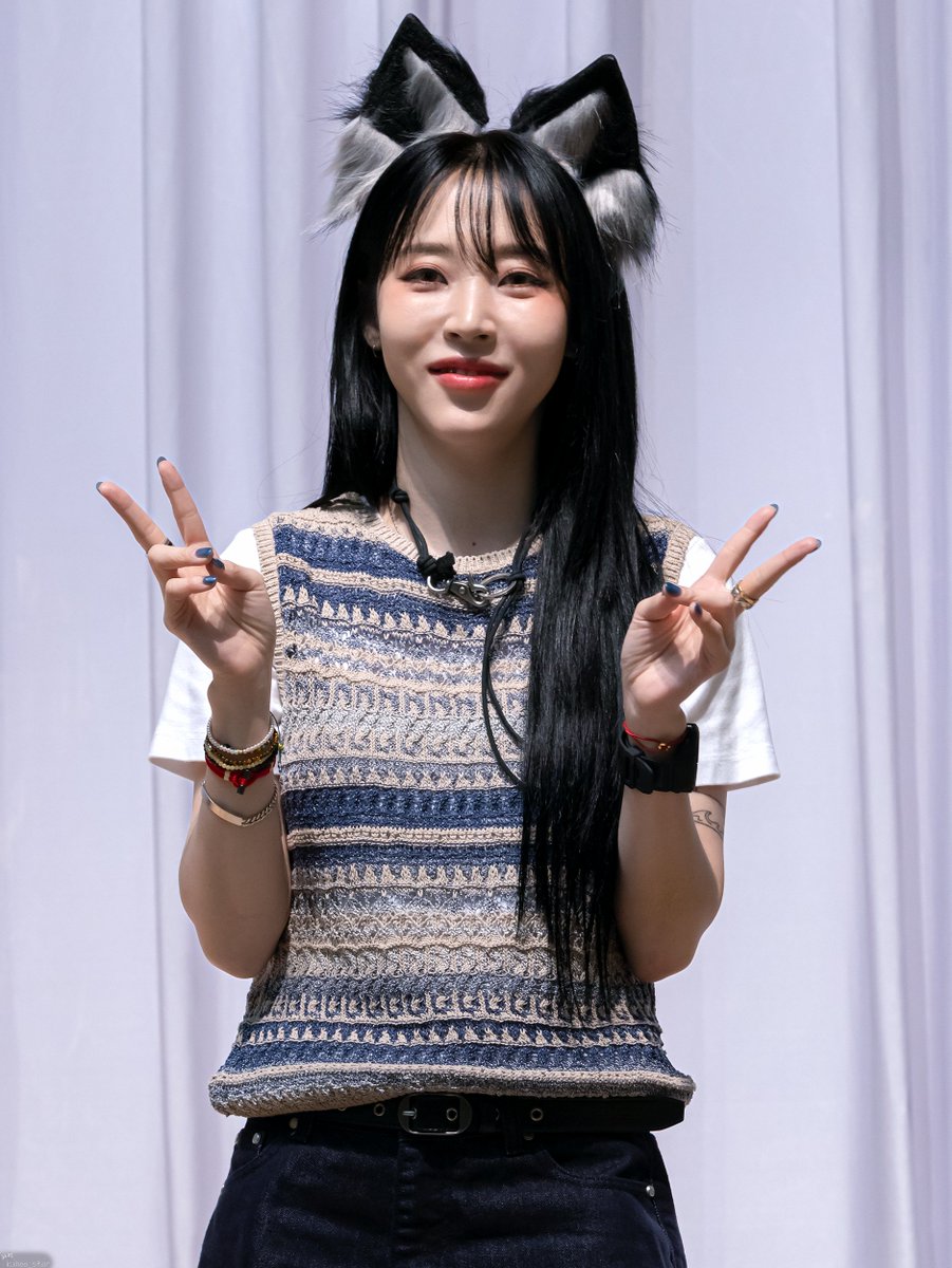 [ Moonbyul 문별🐹 ]                               
250822 Soundwave Offline Fansign 

#문별 #MoonByul #ムンビョル