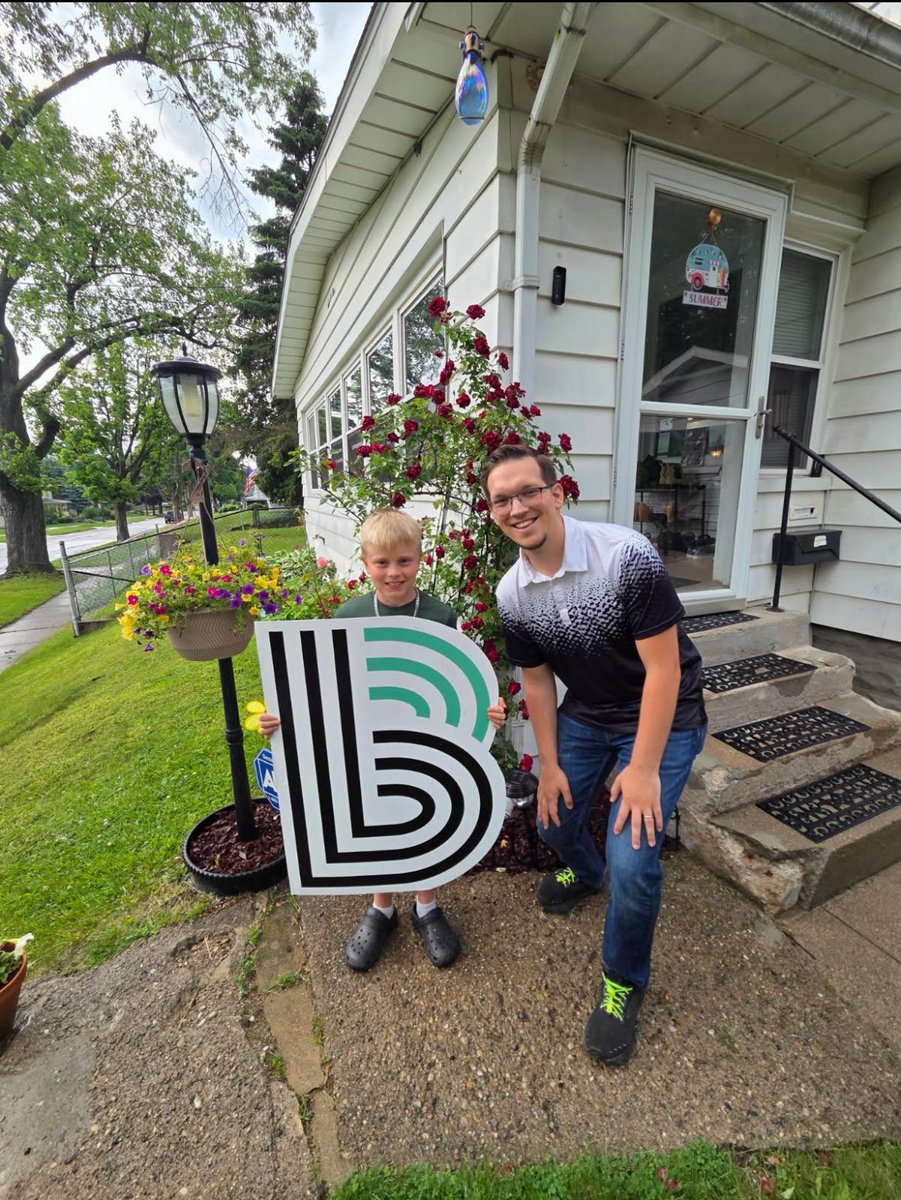 Tony Hollow tweet media