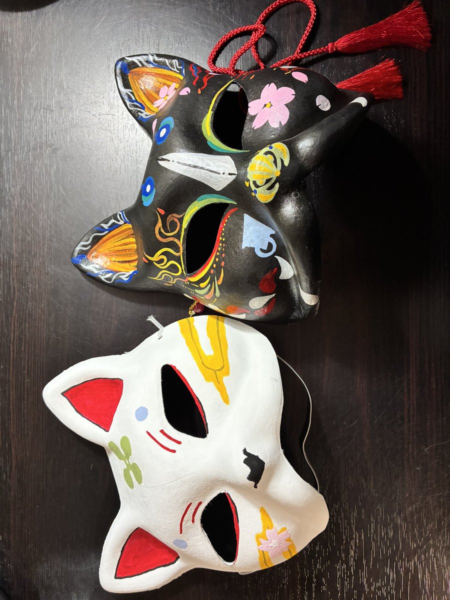 今日は豊川稲荷近くにあります一年狐さんで猫面の絵付け体験をしてきました。
つくり囃子MVや猫面ピンズを意識して作ってみたのですが、やはりプロの手には到底及びませんでしたね〜

#パスピエ #つくり囃子 #豊川 #一年狐
