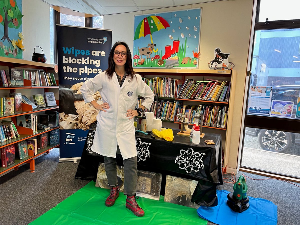 lincslibraries's tweet image. This #GreenLibrariesWeek, #SpaldingLibrary welcomed Dr Dee Enay with Mad Science/Anglian Water&apos;s community show. 
Everyone had lots of fun, with toilet roll flying around the junior library, and learning that only the three Ps should go down the toilet - pee, poo and paper 🙂