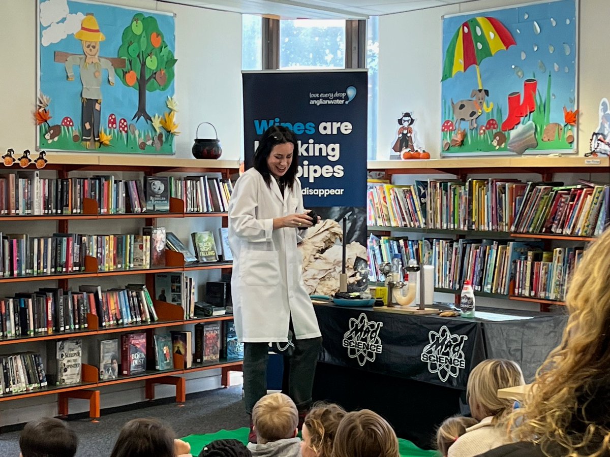 lincslibraries's tweet image. This #GreenLibrariesWeek, #SpaldingLibrary welcomed Dr Dee Enay with Mad Science/Anglian Water&apos;s community show. 
Everyone had lots of fun, with toilet roll flying around the junior library, and learning that only the three Ps should go down the toilet - pee, poo and paper 🙂