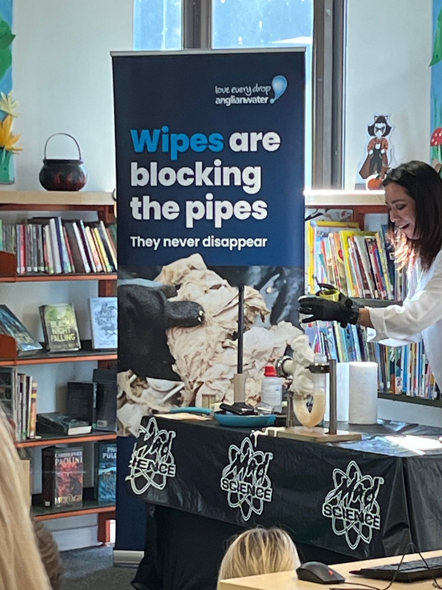 lincslibraries's tweet image. This #GreenLibrariesWeek, #SpaldingLibrary welcomed Dr Dee Enay with Mad Science/Anglian Water&apos;s community show. 
Everyone had lots of fun, with toilet roll flying around the junior library, and learning that only the three Ps should go down the toilet - pee, poo and paper 🙂