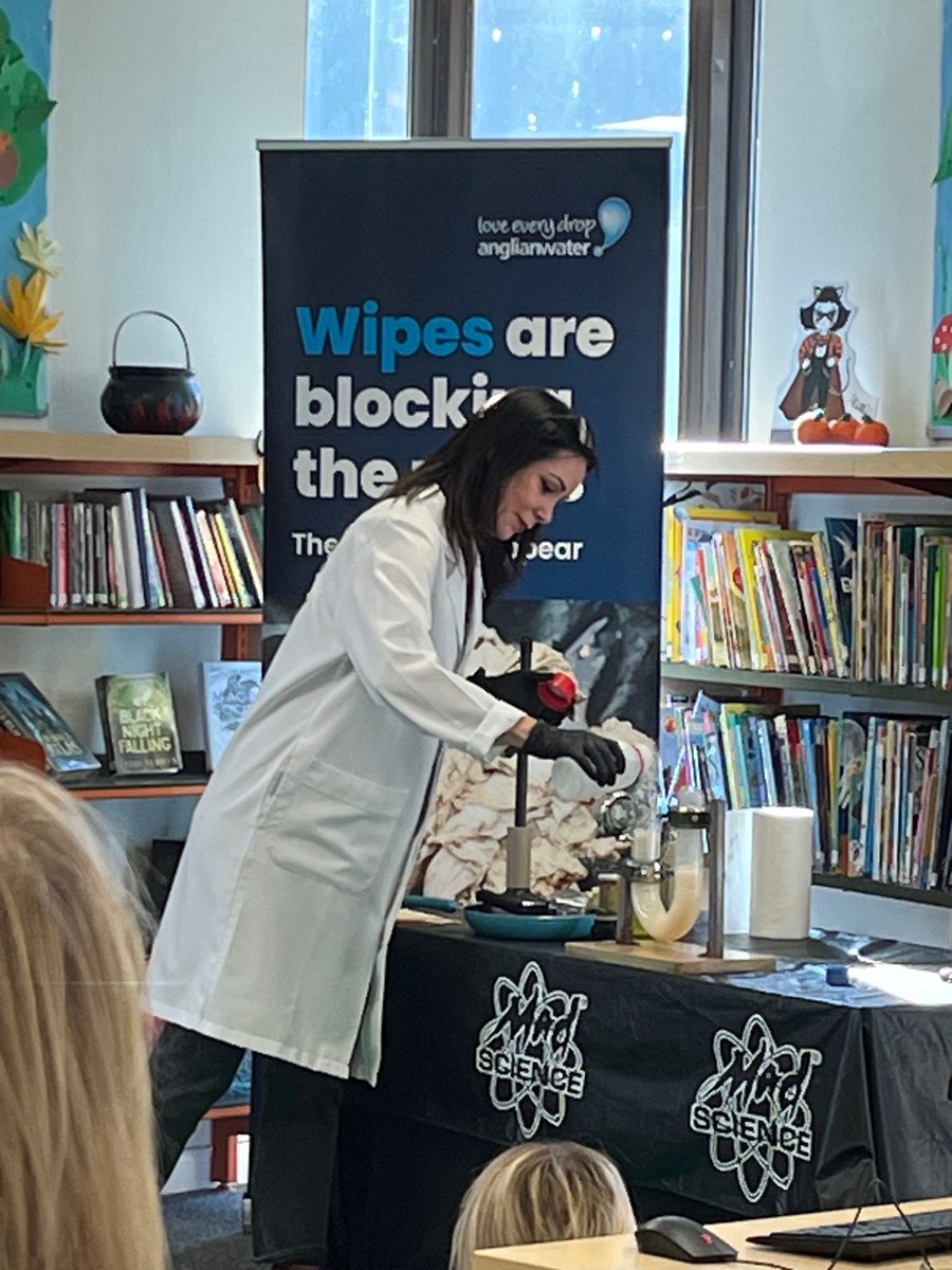 lincslibraries's tweet image. This #GreenLibrariesWeek, #SpaldingLibrary welcomed Dr Dee Enay with Mad Science/Anglian Water&apos;s community show. 
Everyone had lots of fun, with toilet roll flying around the junior library, and learning that only the three Ps should go down the toilet - pee, poo and paper 🙂