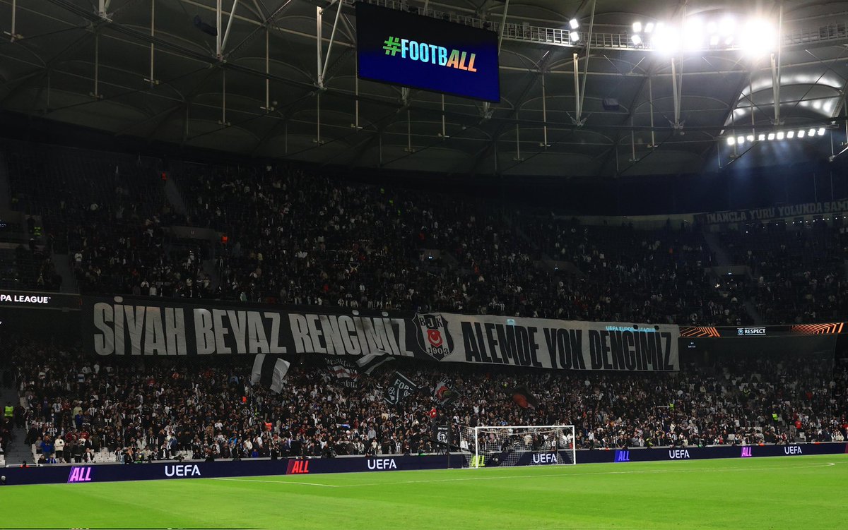 Çarşı'dan bu akşam tribünde olacak taraftarlarımıza önemli uyarı.

▪️ Kuzey Tribünü: Bayrakların yerini değiştirmeyin, koreografinin açılışı sırasında halat çekenler yardımcı olun.

▪️ Doğu Tribünü: Kartonların yerini değiştirmeyin, kartonları düzgün bir şekilde seremoninin