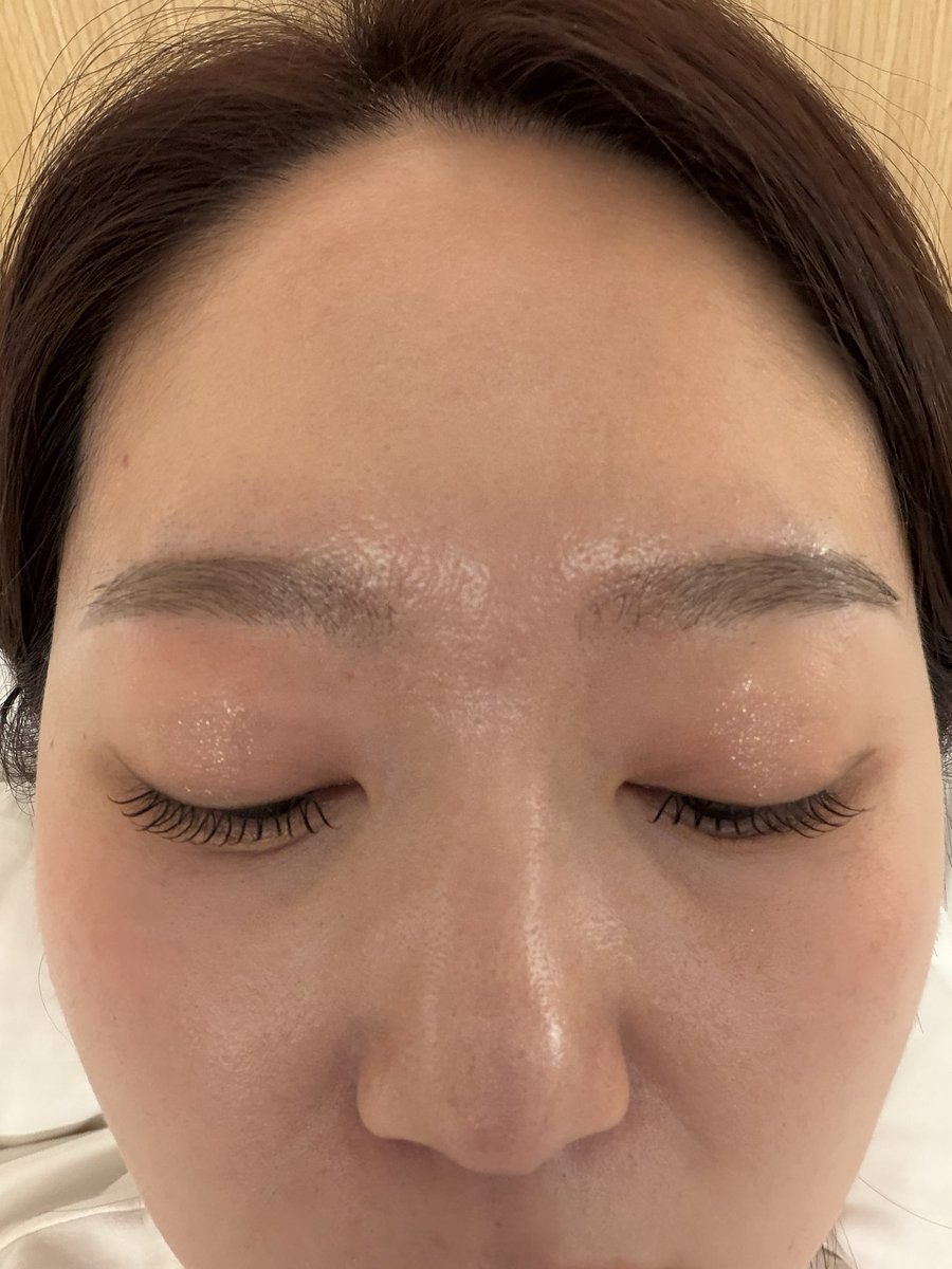 yootrue5502's tweet image. (무보정) 홀리카홀리카 젤로베리 아이프라이머로도 찰떡이세요. 어반디케이 보다 훨 저렴한데 지속 효과 차이 없고 바르기는 젤로베리가 편하고.. 
(좀 더 써봐야겠지만)
올리오 클리어 노글루는 지속력도 좋네 좋아.