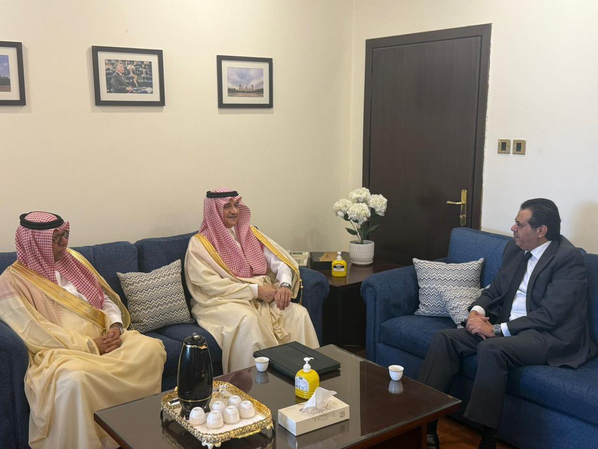 استقبل عطوفة السفير/ضيف الله الفايز الامين العام لوزارة الخارجية الأردنية وشئون المغتربين اليوم الاحد بمقر الوزارة  في العاصمة الأردنية عمان صاحب السمو الأمير منصور بن خالد بن فرحان ال سعود  والذي قدم له نسخة من أوراق اعتماده سفيرا لخادم الحرمين الشريفين لدى المملكة الأردنية