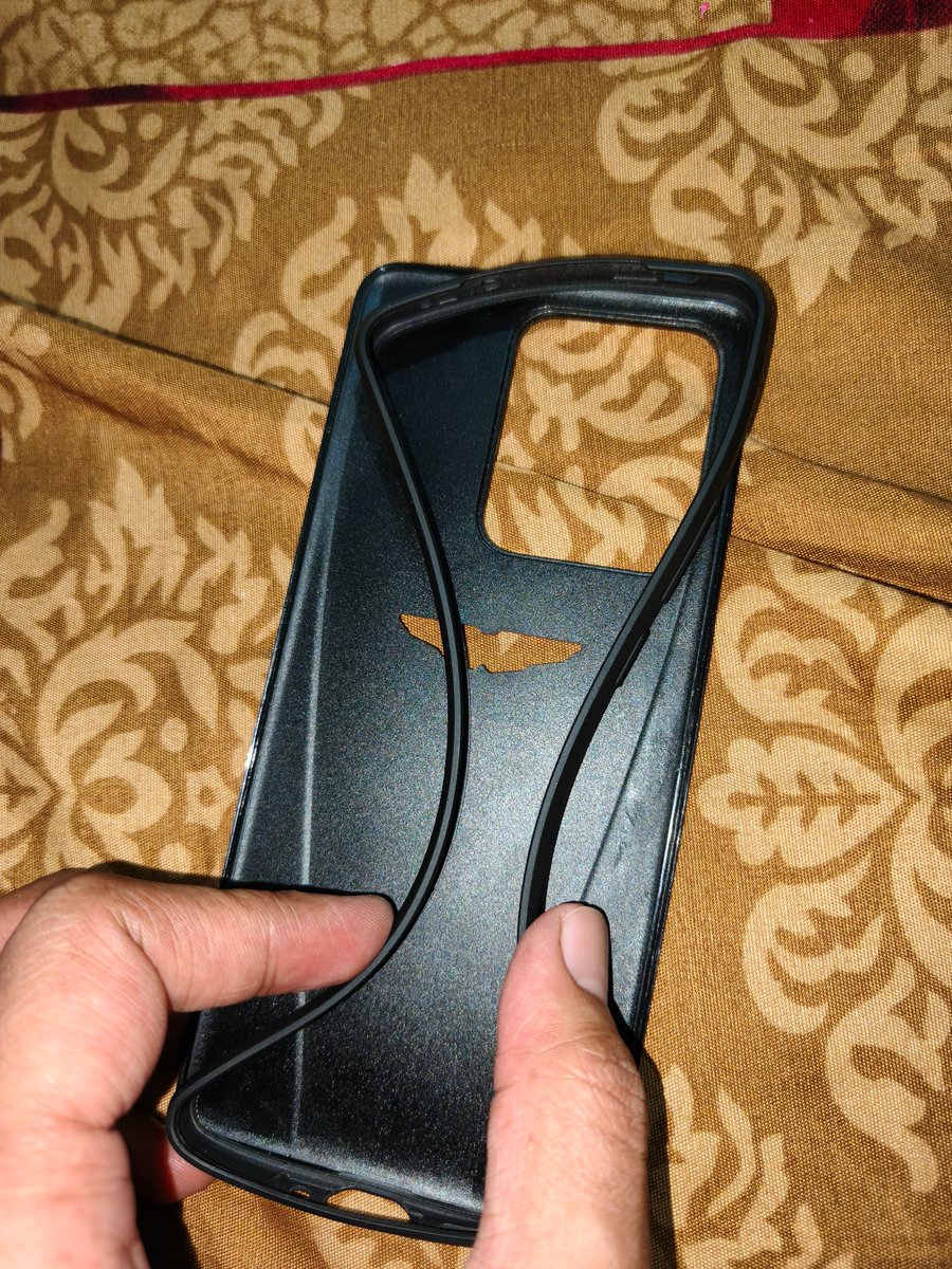 Rakshith440's tweet photo. My @realmeIndia GT 7 Dream case turned into confetti on day one. Support told me to visit a service center for a torn case (yes, really! 😅). Since your case is defective: can you send a replacement or tell me where to buy a quality thirdparty case for this Edition? @realmeglobal https://t.co/sYGCQNNxrZ