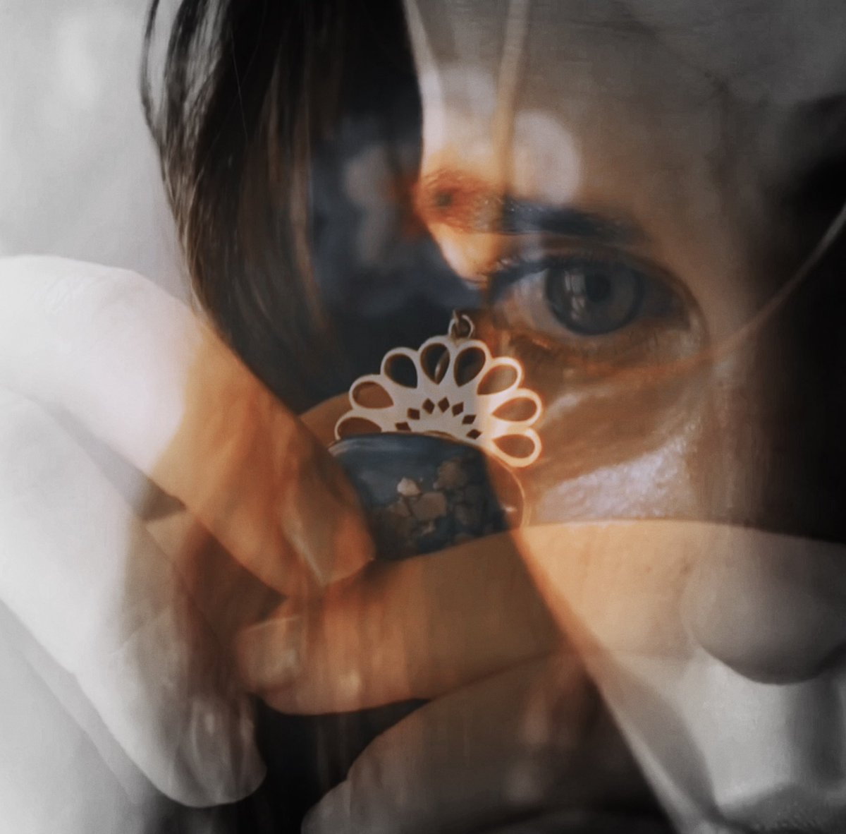 "Yıldız çok güzel kız ya. Hele o masmavi gözleri gerçi mavi değil su yeşili gözleri”🫠
Serhat ağamızın bu gözlere dizeceği iltifatları hayal edebiliyor musunuz 🫠