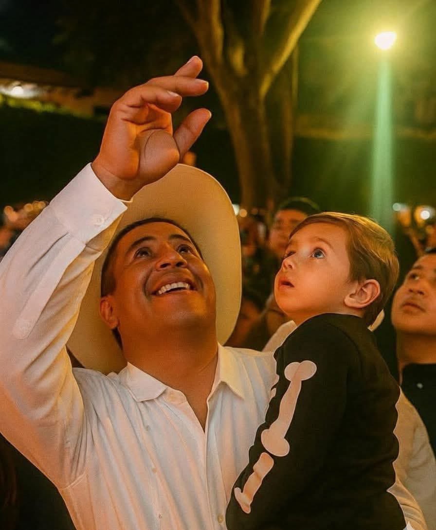 Una imagen que hoy conmueve al país entero…
QEPD Carlos Manzo