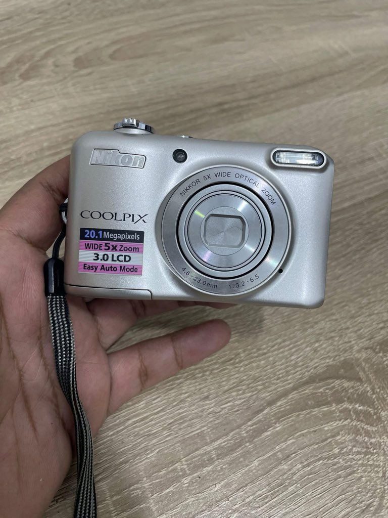 matchaaefvv's tweet photo. Nikon coolpix L28 850k
* pakai baterai AA gak ribet banyak di Indomaret
*  CCD sensor
*  res max 20mp

kondisi:
*  Fisik bagus, selebihnya cek foto 
*  Sudah dites motret dan video rec berfungsi normal No minus
*  Layar jernih, no vignet, no Polaris https://t.co/KIuXQZRyAb