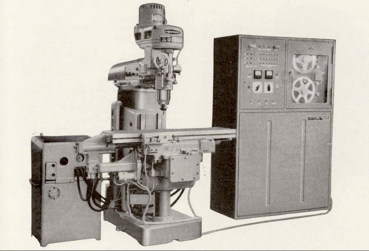 machinetools7's tweet image. KD型 数値制御方式竪フライス盤　

牧野竪フライス製作所と富士通信機製造が昭和33年に共同開発し、第3回大阪国際見本市に出品。

制御装置には真空管が60個使われていると言われています。