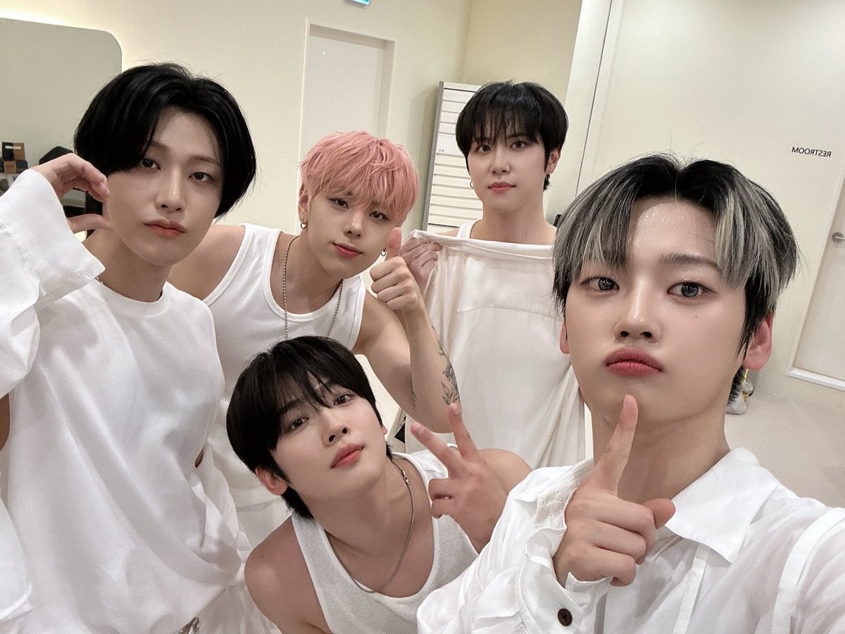 위아이에게 All in All in All in (✿˵ ꒡3꒡˵)
루아이와 함께해서 더할 나위 없이 행복했던 주말🌸
좋은 꿈 꾸세요 굳밤🌙✨

#위아이 #WEi
#Wonderland #HOME