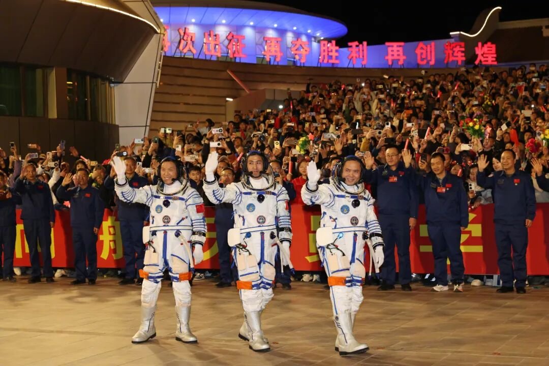 2025年10月31日23时44分，我国如期发射神舟二十一号载人飞船，将张陆、武飞、张洪章3位航天员安全送往天宫空间站。这是空间站应用与发展阶段的第6次载人飞行任务，也是中国载人航天工程立项实施以来的第37次飞行任务。至此，我国2025年载人航天发射任务圆满收官。
