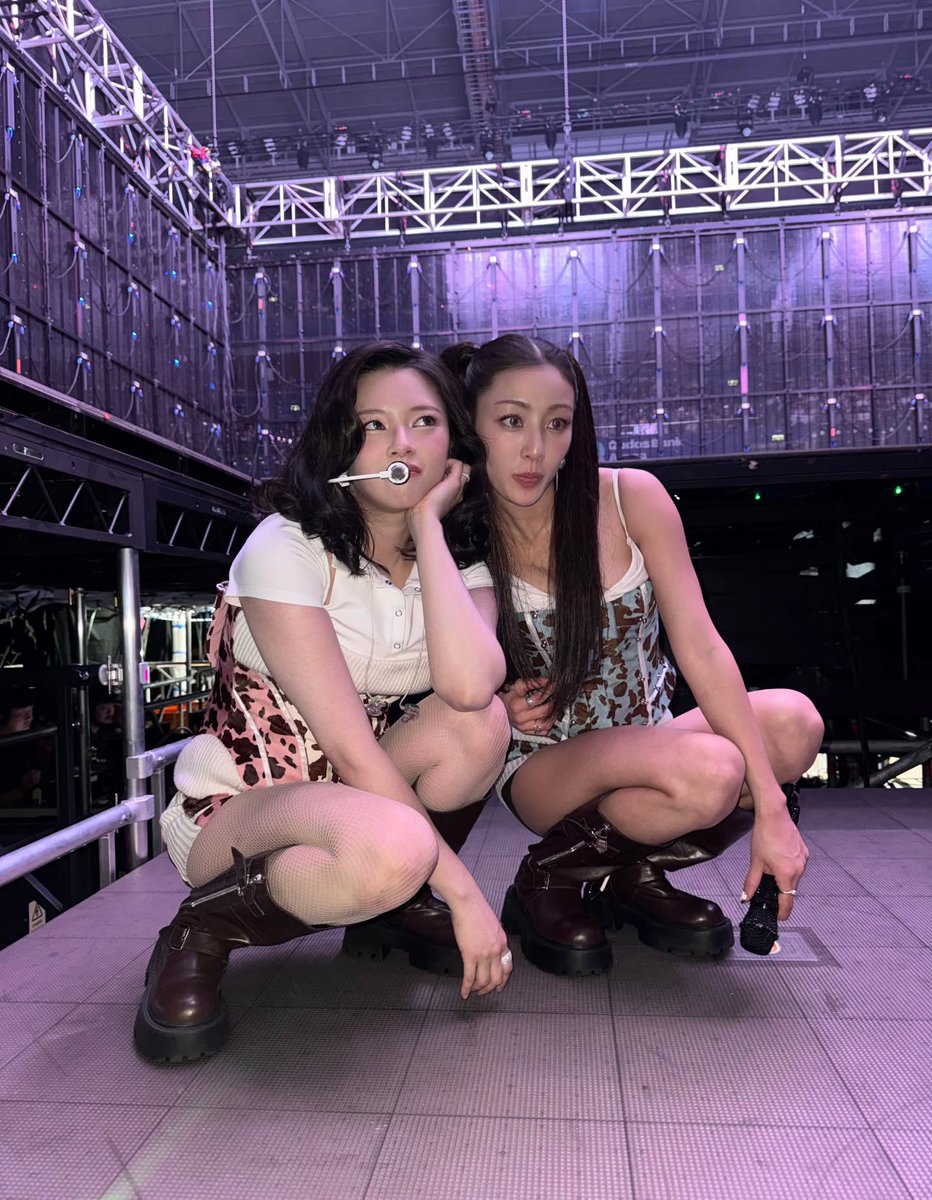 godmitzu's tweet image. JEONGYEON AND JIHYO CUTIES