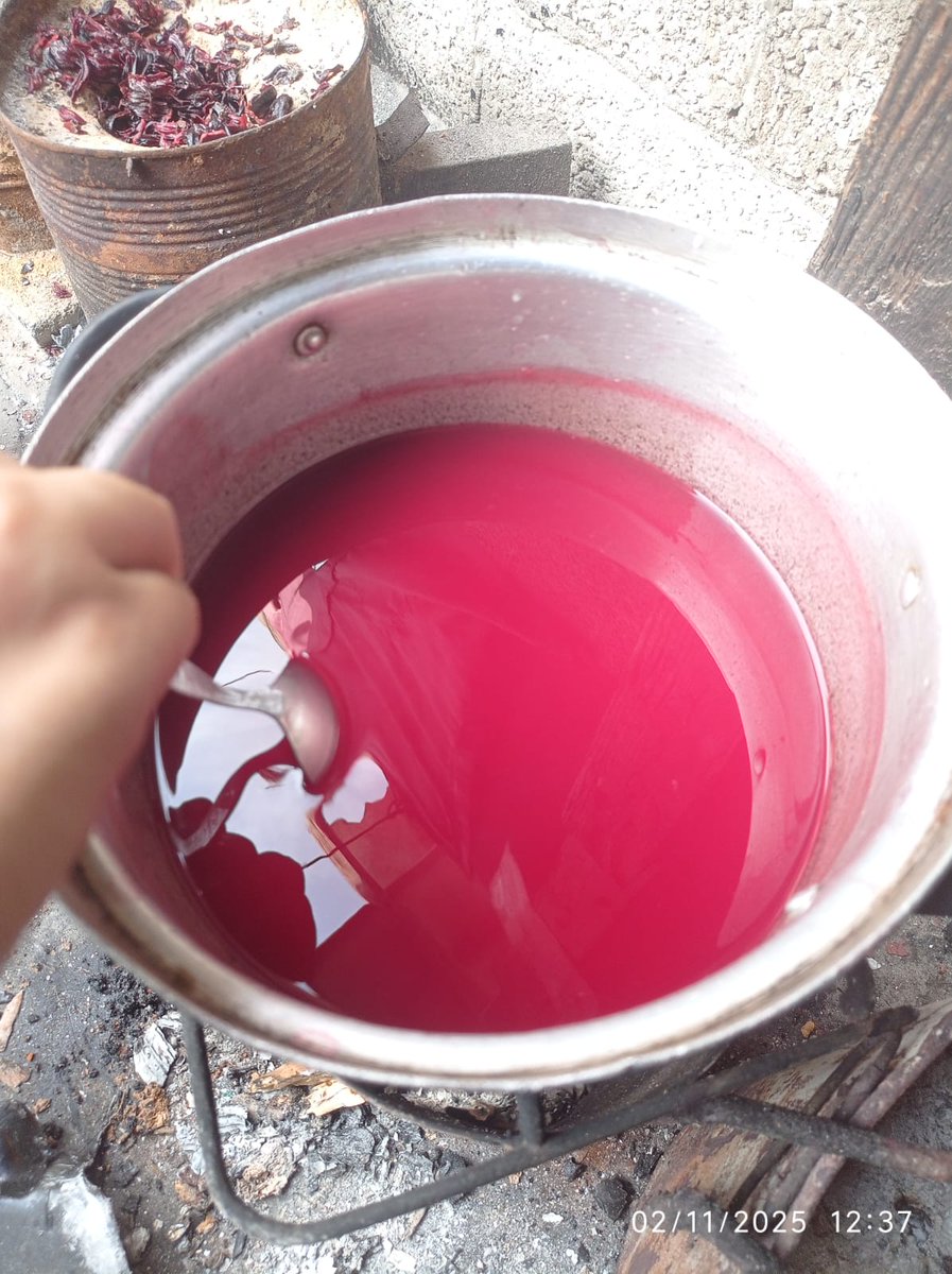 IkhlassVp2003's tweet photo. 🕊️ Two years of war.
💔 During all that time, we didn’t care about our hair it became dry and lifeless.
Today, I finally made a hair mask. A small act of care in a world full of chaos.
Also, it was made over the fire 😔
#غزه_تقاوم_وستنتصر_بأذن_الله
#السعوديه_العراق #FreePalesti https://t.co/eFOry18mVa