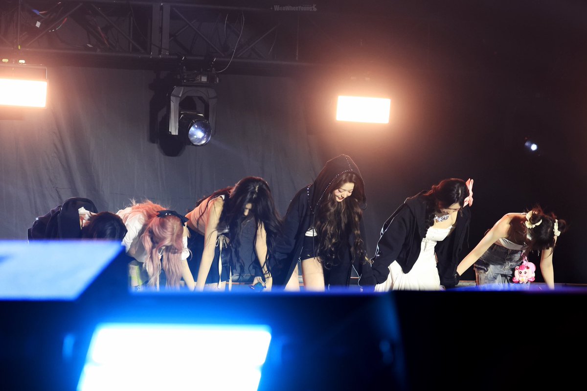 바라는 것은 많아요,
아이브의 무대가 점점 더 커지길 바라고,
여러분이 받는 사랑이 점점 더 많아지길 바라며,
제가 사랑하는 아이들이 건강하게 점점 더 멀리 나아가길 바랍니다.
물론 그 중에서도,
난 여전히 가장 바라는 것은 랜덤 유니버스의 최종 결과가 너의 바람대로 이루어지는 것이야.