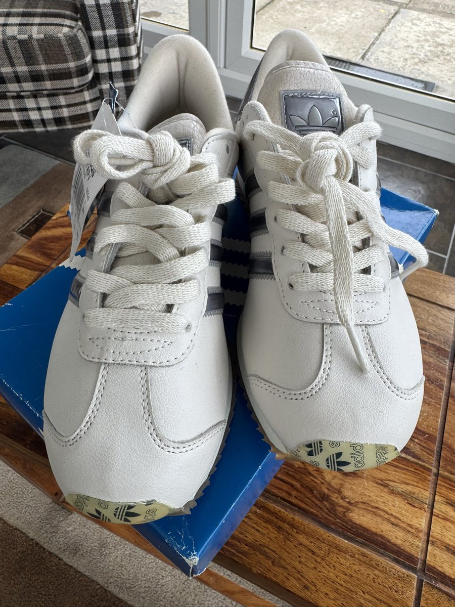 M30WLC's tweet photo. @adiFamily_ 2001 adidas Country RIP V BNWT OG Box
UK6 but a very snug fit, would fit a 5.5 or possibly even a big 5
Art no 668545 02/01
£45 TYD PayPal F&amp;F

@T_C__B_S_T https://t.co/3GucvwkWMx