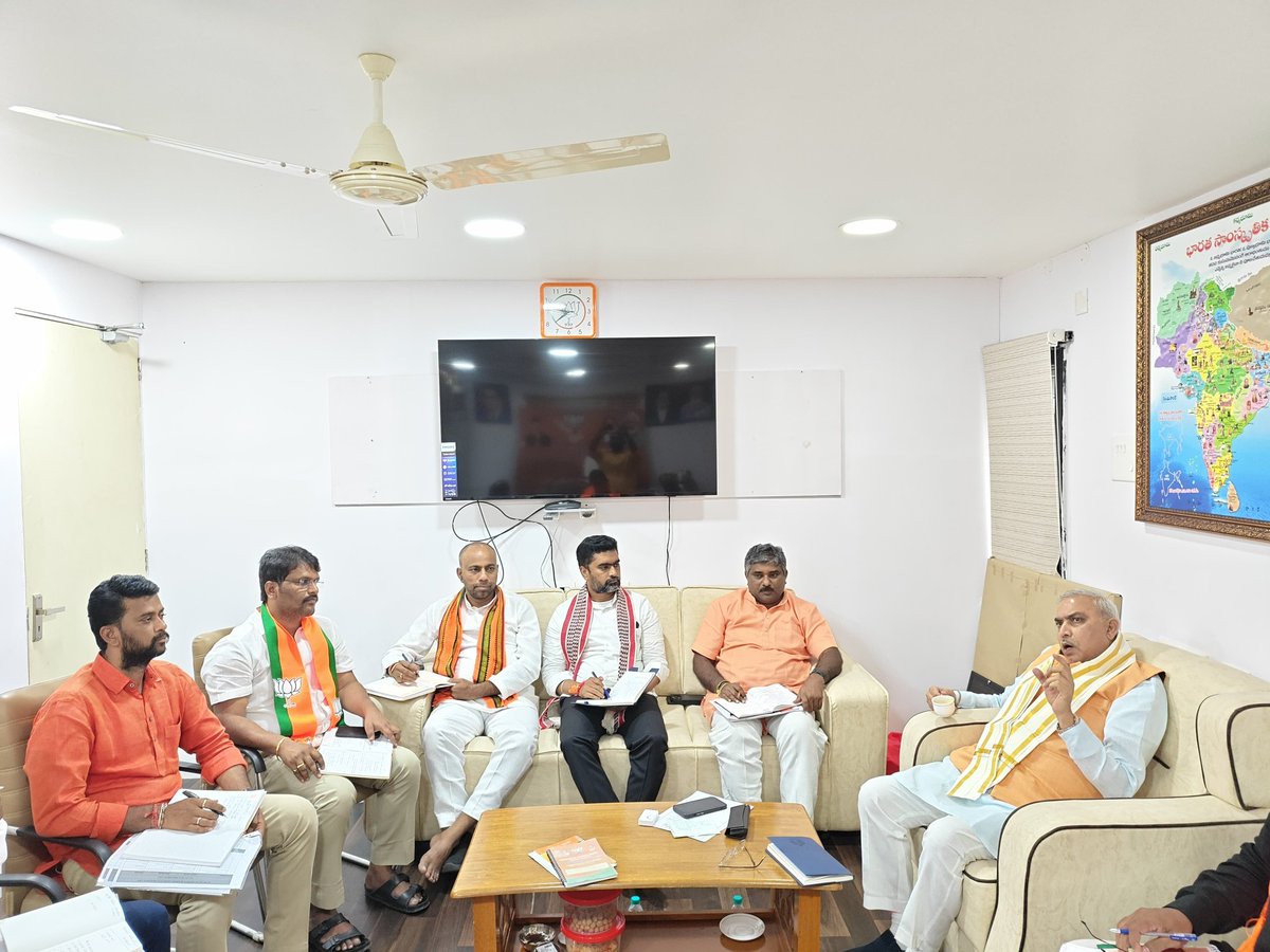 BJPMadhukarAP's tweet photo. నేడు రాష్ట్ర పార్టీ కార్యాలయంలో రాష్ట్ర ప్రధాన కార్యదర్శుల మరియు మోర్చా రాష్ట్ర అధ్యక్షుల సమావేశంలో పాల్గొన్న జాతీయ సహా సంఘటన మంత్రి శ్రీ @shivprakashbjp  జీ.ఈ సమావేశంలో రాబోయే కార్యక్రమాల గురుంచి చర్చించడం జరిగింది. https://t.co/NKjiSaxhqG
