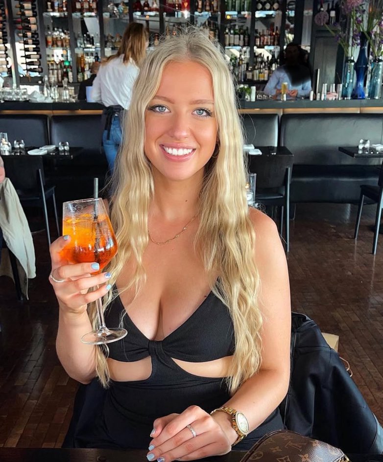 YorkieBarMilfsBack tweet media