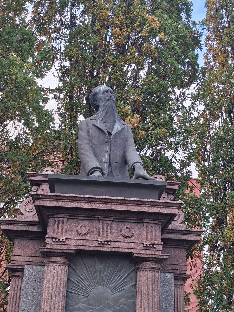 Euh je viens de tomber sur cette statue à Roubaix. Qui connaît ce mec ????