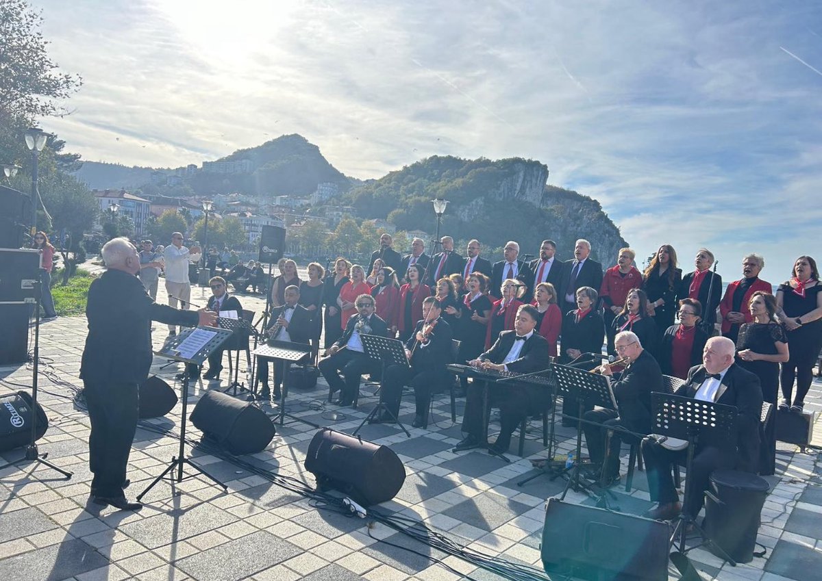 Atatürkçü Düşünce Derneği Bartın Şubesi ve Amasra Belediyesi TSM Korosu’nun “Atatürk’ün Sevdiği Şarkılar” konseri ile Cumhuriyetimizin 102. yaşını Amasralı yurttaşlarımızla birlikte kutladık.
Değerli sanatçılarımıza, Belediye Başkanımıza ve Şube Başkanımıza teşekkür ederiz.