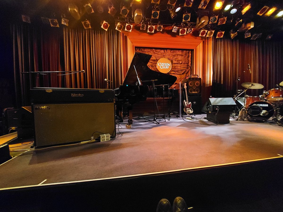 moko_hitsuji's tweet photo. #AshleyHenry (p,key,vo)
#FloMoore (b)
#PeterAdamHill (ds)
@ COTTONCLUB
ジャズを軸にしてるけどソウルとヒップホップも取り入れてて素敵♪
アンコールでのベースのFloさんのソロがめちゃめちゃカッコ良かった✨
飾り気無いけどとってもキュートな女性💕 https://t.co/mJxobEWND6