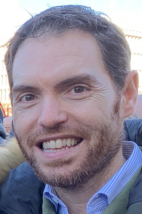 La famiglia. Este tránsfuga de libro es el mismo que fue diputado de UPN y se pasó con escaño y retribuciones al PP.  Hoy es su SG en Navarra.  Vive de insultar a los que le recuerdan sus nulos principios éticos. Le da igual quien le pague mientras continúe haciéndolo.