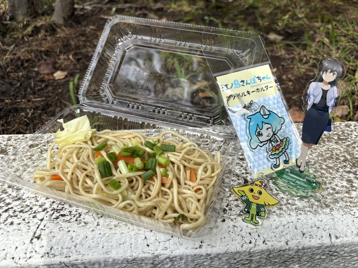 enoshimasanpo's tweet image. 〜浜大祭の思い出〜

①沖縄やきそば
②チョコバナナマシュマロ
③地域最安値(お兄さんがそう叫んでた)のフランクフルト
④秋深まるフォトスポットで撮影♡
風船が満月のようで可愛いですよね🍂🌕

タコス食べる気満々でぬい連れてました🌮（笑）

#青ブタ #聖地巡礼さんぽ
#solaris #浜大祭2025