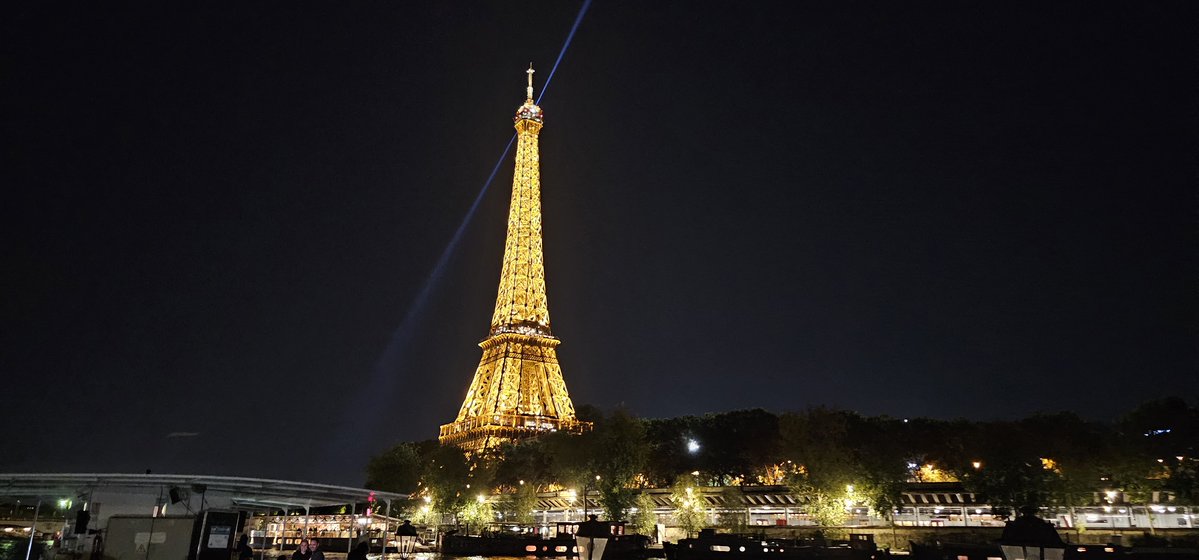 AnoorvaSinha's tweet image. नज़्म #EiffelTower लुत्फ़ उठाएँ ... 

इक तवील तरीन ऊँची मीनार सा
इक बुलंद बाला अज़ीम शाहकार सा
शहर-ए-हुस्न में सख़्त लोहे से बना
बे शक़्ल-ओ-सूरत फ़ौलादी मुजस्समा
ना मेहराब हैं ना आराइश कोई
बे दर-ओ-दीवार इक इमारत सा ये
अलग फ़न-ए-तामीर की रिवायत से ये
तजस्सुस ये था कि इसमें ऐसा है…