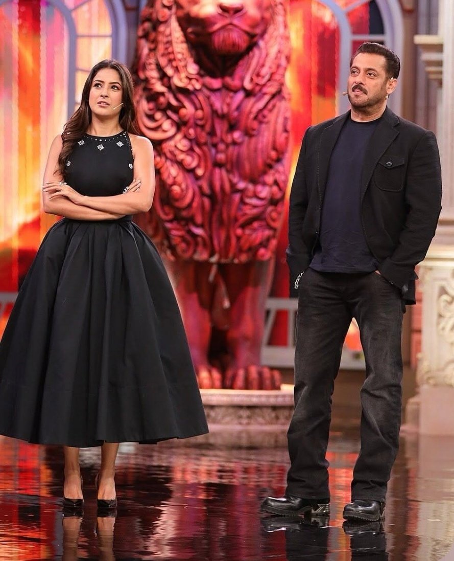 Latest pic : Megastar #SalmanKhan with #ShehnaazGill on the sets of #BiggBoss19
