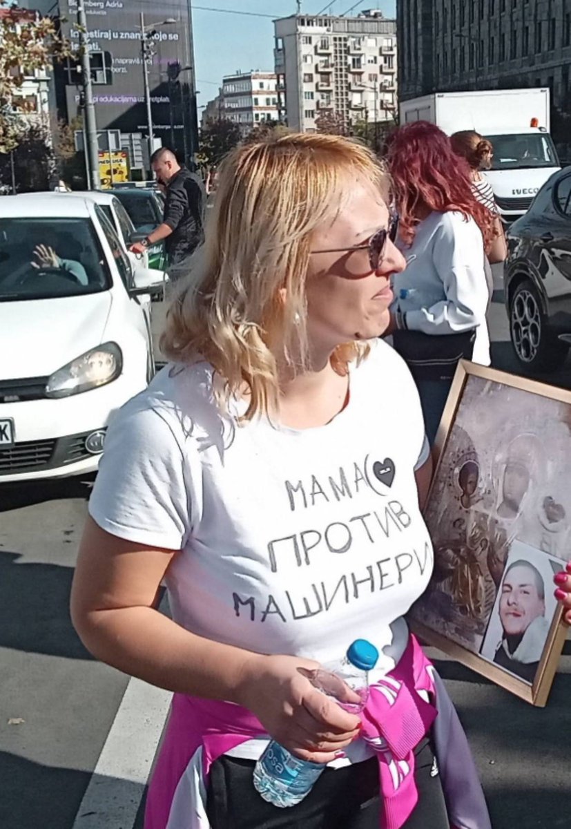 SlavicaPlavsic's tweet image. 📢 "Ako majka mora da gladuje da bi je država čula, onda problem nije u majci, nego u državi !"
 Pružimo podršku Dijani Hrka!❗️

Podeli, dođi, stani uz nju ❤️