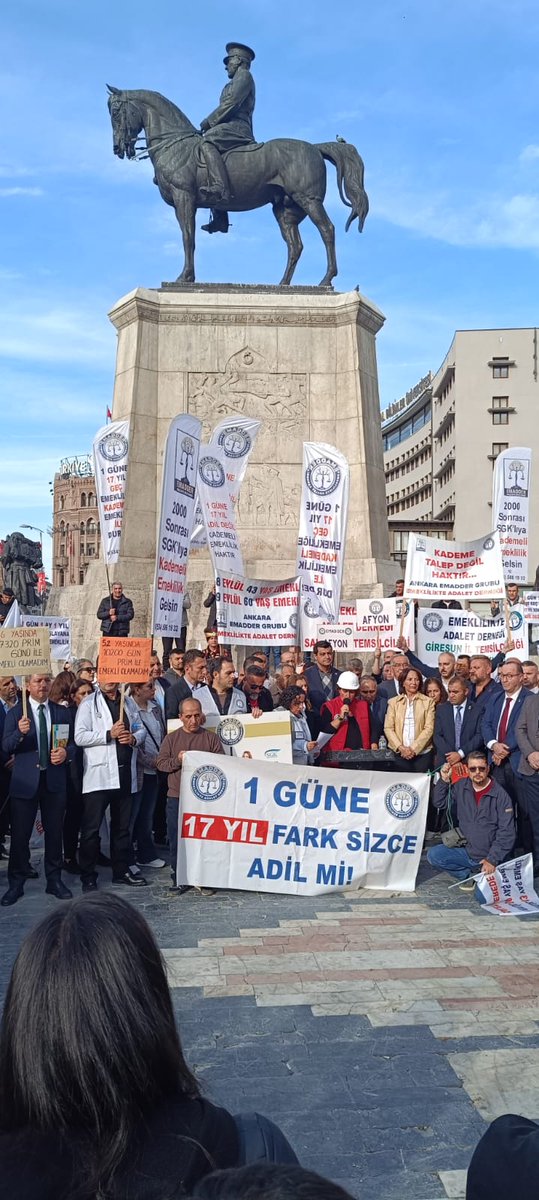 ankiscimeclisi's tweet photo. Kademeli emeklilik hakkını isteyen Emeklilikte Adalet Derneği (EMAD-DER) üyeleri Ulus'ta basın açıklaması yaparak haklarına bir kere daha sahip çıktı.
Mezarda emekli olmamak için mücadeleye!
#KademeAnkarada https://t.co/viMNBrqrxr