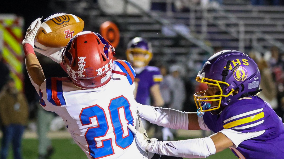 Take a look at 📸 (via <a href="/dw1509/">Derrick Webb</a>) from <a href="/ZTPioneersFB/">ZT Football</a> and Valley's matchup in a Division V, Region 19 playoff contest on Friday, made possible by Rathkamp Financial.

FULL GALLERY: sosportsauthority.smugmug.com/FOOTBALL/Fall-…