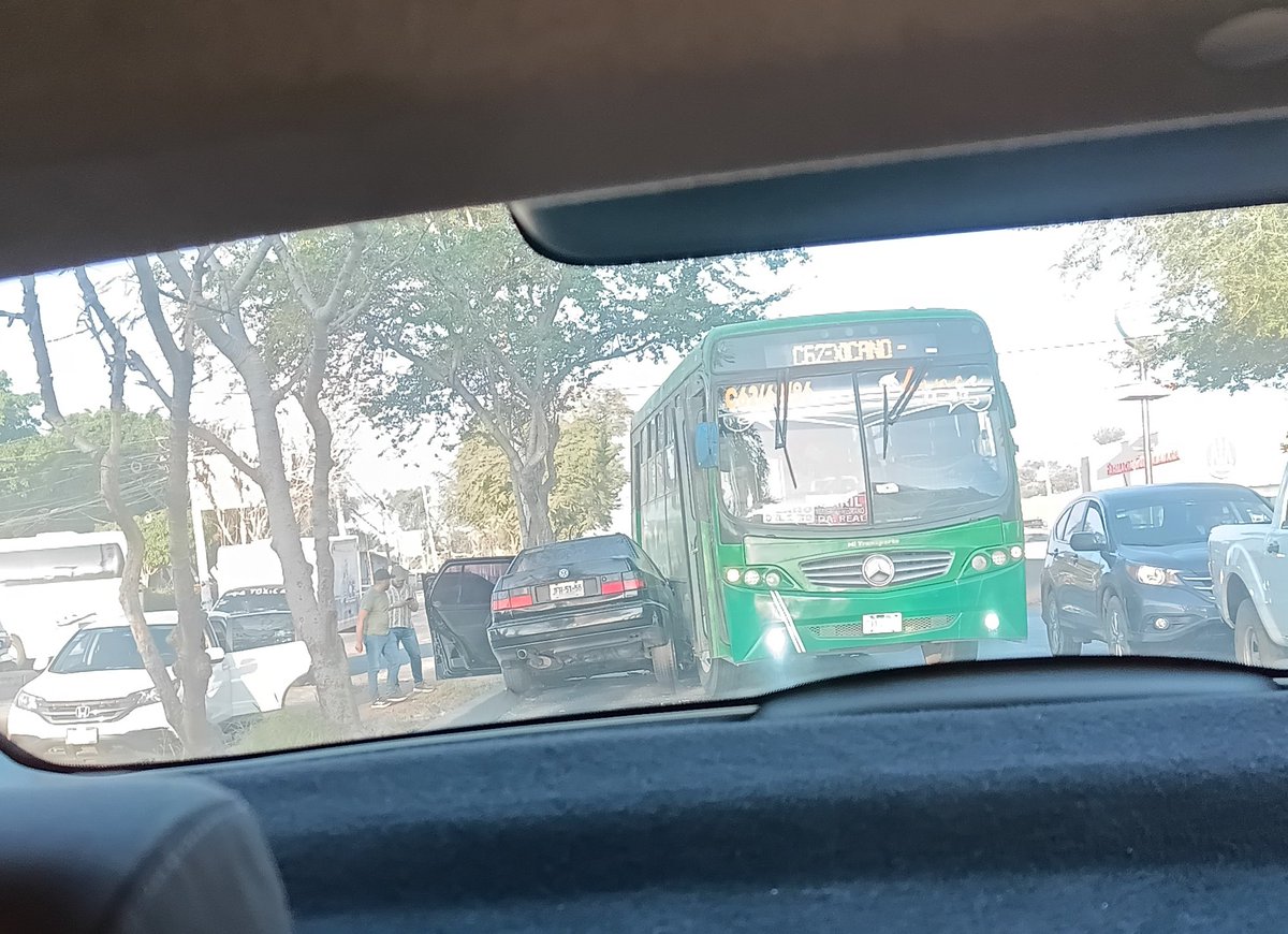 kikeacvdo12's tweet photo. @Trafico_ZMG @JaliscoVial choque de transporte público y particular en carretera libre a Zapotlanejo y calle libertad frente al bodega Aurrerá el semáforo de siempre https://t.co/UBarz8lmFv